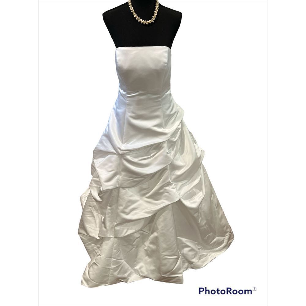🎉Host Pick: Layered Wedding Gown by Alfred Angelo🎉